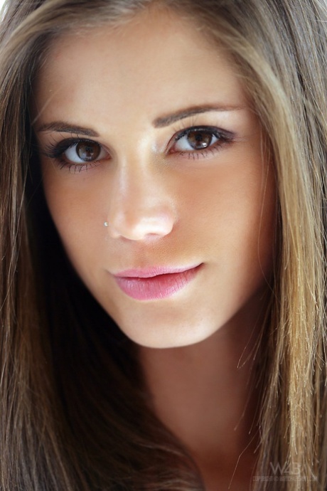 Сладкая девочка-подросток Little Caprice демонстрирует широко раскрытую киску экстремальными крупными планами картинка 4