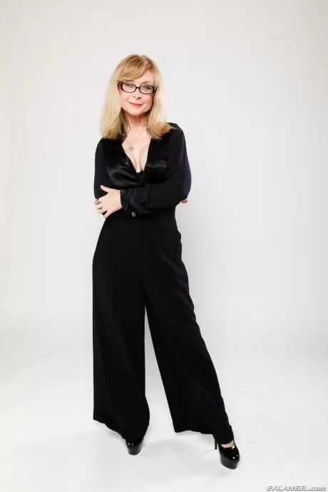 Знаменитая порнозвезда Нина Хартли позирует обнаженной с порнозвездой мужского пола Шоном Майклзом